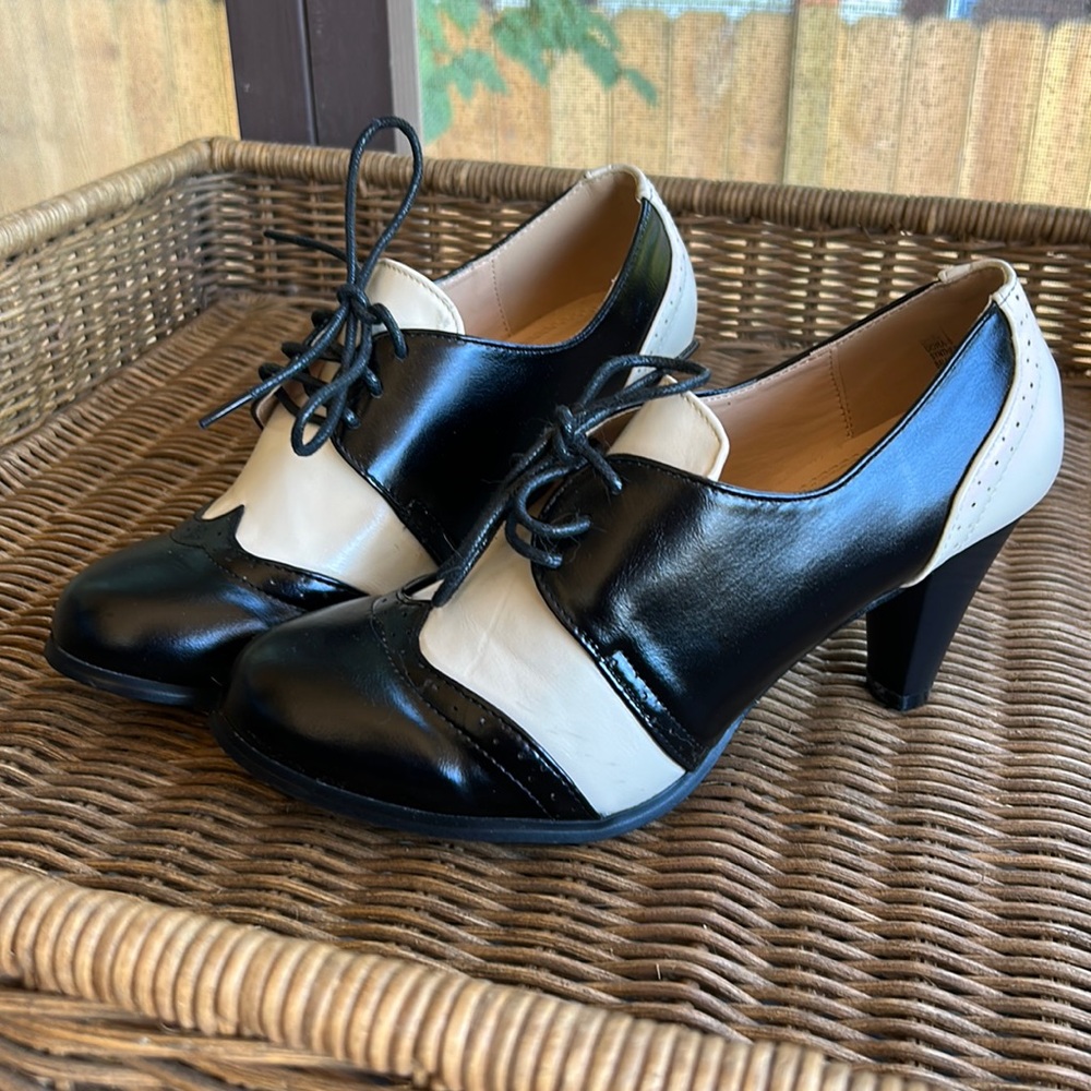 Chase + Chloe black and cream heeled oxfords size 8